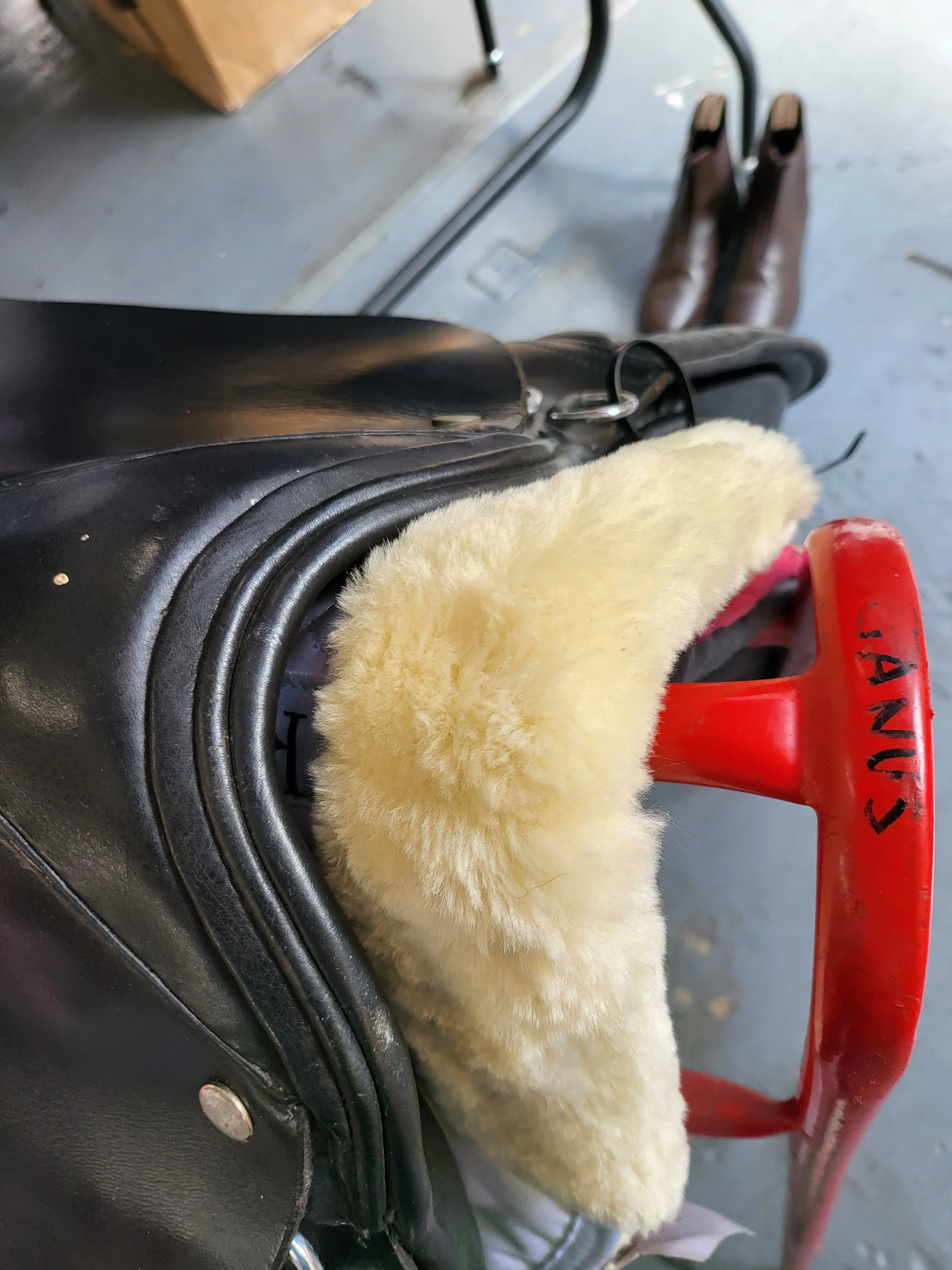 17" Black WIDE SADDLE