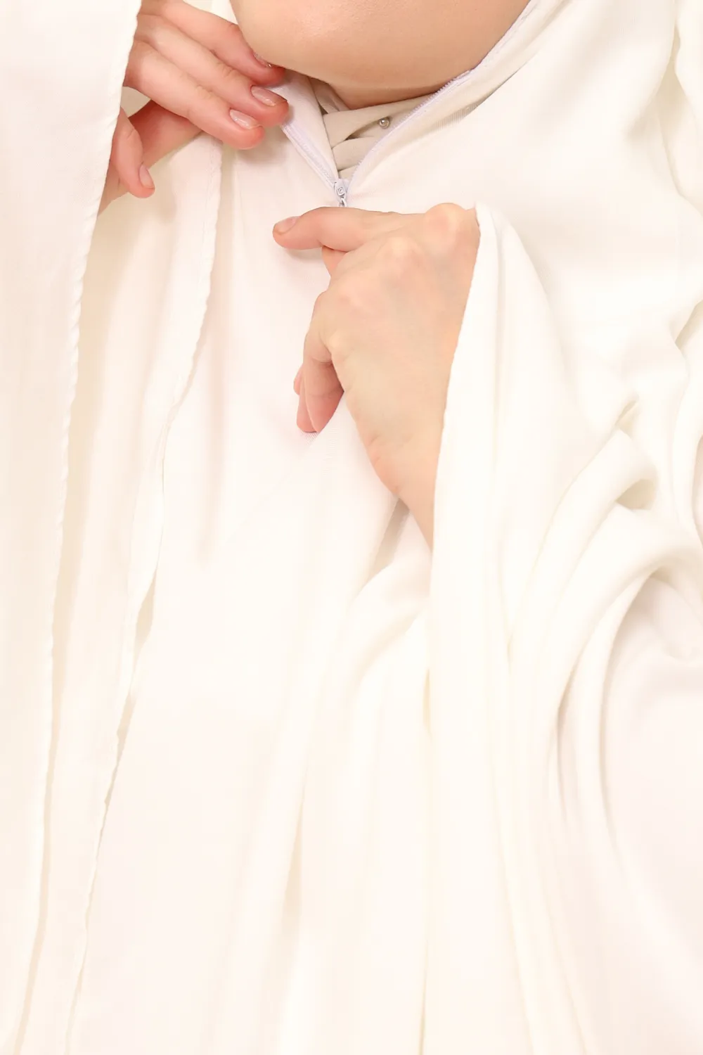Aruna Prayer Set | White