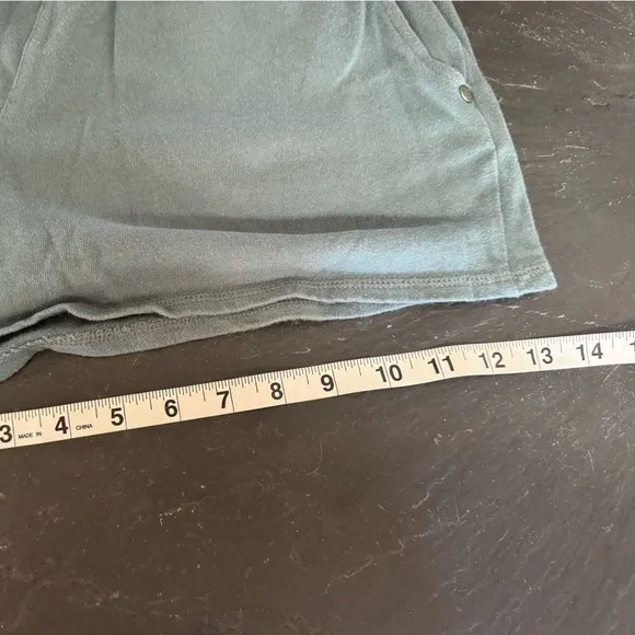 VUORI shorts in EXCELLENT CONDITION! ✨Like NEW✨lots of pockets! Zoom in 4 more: