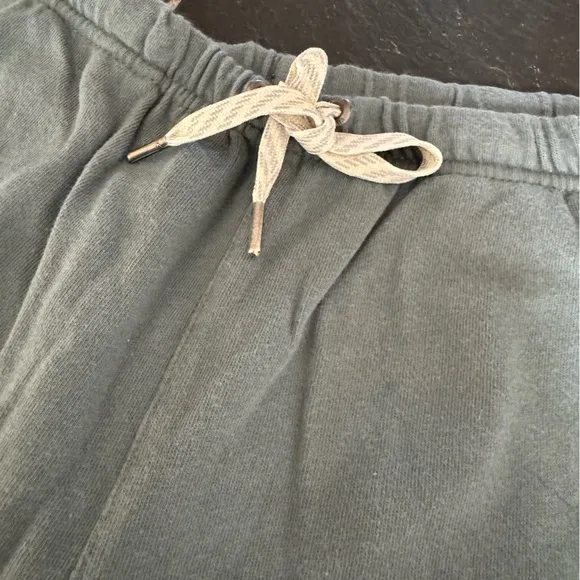 VUORI shorts in EXCELLENT CONDITION! ✨Like NEW✨lots of pockets! Zoom in 4 more: