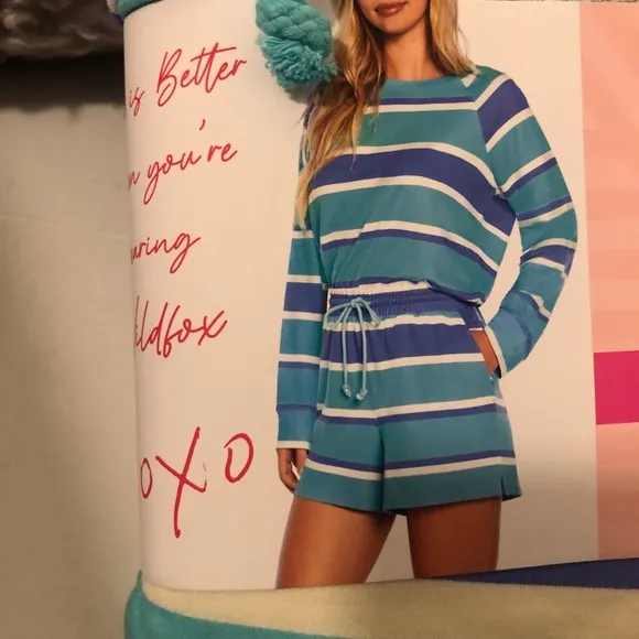 Wildfox lounge set. Shorts with pockets and lounge sleeve top. XL. NWT