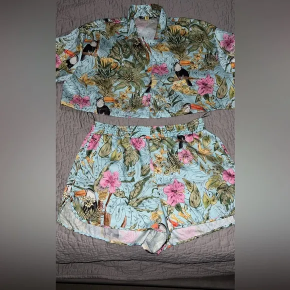 Zara 2 pc short set • Top (L) Bottoms (XL)